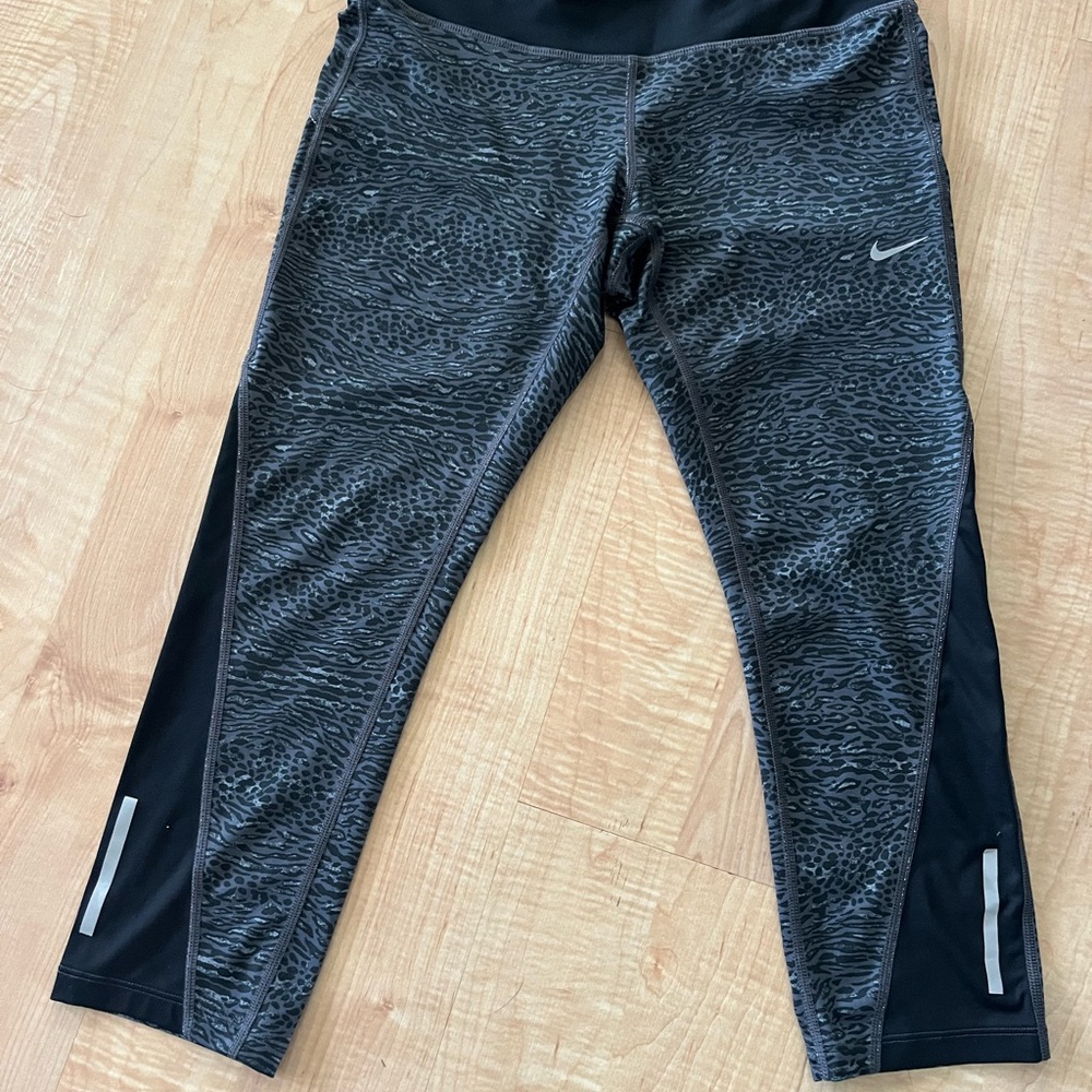 Nike Black and Gray Patterned Leggings